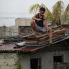 Người dân trên dảo Luzon chằng chống nhà cửa đón bão. (Nguồn: CNN)