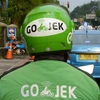 Lái xe của hãng Go-Jek chờ khách trên đường phố tại Jakarta, Indonesia. (Nguồn: AFP/TTXVN)