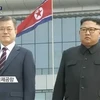 Nhà lãnh đạo Triều Tiên Kim Jong-un (phải) và Tổng thống Hàn Quốc Moon Jae-in tại lễ đón ở sân bay Sunan, Bình Nhưỡng. (Nguồn: Kyodo/TTXVN)