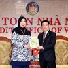 Tổng Kiểm toán Nhà nước Hồ Đức Phớc tặng quà lưu niệm cho Tổng Kiểm toán Nhà nước Malaysia, bà Madinah Binti Mohamad. (Ảnh: Trọng Đức/TTXVN)