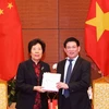 Tổng Kiểm toán Nhà nước Hồ Đức Phớc tiếp bà Hu Zejun, Tổng Kiểm toán Nhà nước Trung Quốc. (Ảnh: TTXVN)