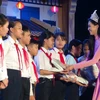 Hoa hậu Việt Nam 2018 Trần Tiểu Vy tặng quà cho trẻ em có hoàn cảnh đặc biệt khó khăn. (Ảnh: Đoàn Hữu Trung/TTXVN)