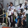 Tàu cứu hộ Aquarius chở người di cư cập cảng ở Senglea, Malta. (Nguồn: THX/TTXVN)
