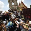 Lực lượng cứu hộ chuyển công nhân bị thương ra khỏi đống đổ nát tại hiện trường vụ sập tháp chuông. (Nguồn: Bangkok Post/TTXVN)