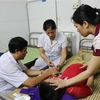 Các bác sỹ Bệnh viện Đa khoa tỉnh Bắc Ninh sơ cấp cứu ban đầu cho bệnh nhân. (Ảnh: Diệp Trương/TTXVN)