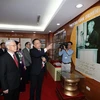 Tổng Bí thư Nguyễn Phú Trọng thăm phòng truyến thống của Học viện Nông nghiệp Việt Nam. (Ảnh: Trí Dũng/TTXVN)
