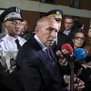Bộ trưởng Nội vụ Pháp Gerard Collomb (giữa) phát biểu với báo giới tại Marseille. (Nguồn: AFP/TTXVN)