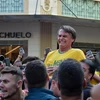 Ứng cử viên tổng thống Jair Bolsonaro (giữa) sau khi bị đâm bằng dao tại cuộc vận động tranh cử ở Juiz de Fora, bang Minas Gerais, Brazil. (Nguồn: AFP/TTXVN)