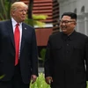 Tổng thống Mỹ Donald Trump (trái) và nhà lãnh đạo Triều Tiên Kim Jong-un tại cuộc gặp thượng đỉnh ở Singapore ngày 11/6. (Nguồn: AFP/TTXVN)