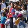 Người di cư được lệnh di chuyển khỏi trại tị nạn ở bang Texas, Mỹ. (Nguồn: AFP/TTXVN)