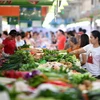 Người dân mua sắm tại một khu chợ ở Hải Nam, Trung Quốc. (Nguồn: AFP/TTXVN)