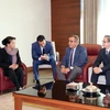Phó Thị trưởng thành phố Istanbul Hikmet Dengesik (thứ 2 bên phải) đón Chủ tịch Quốc hội Nguyễn Thị Kim Ngân tại sân bay Ataturk. (Ảnh: Trọng Đức/TTXVN)