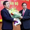 Trưởng Ban Tổ chức Trung ương Phạm Minh Chính trao Quyết định cho ông Ngô Đông Hải. (Ảnh: Thế Duyệt/TTXVN)