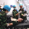 Thực hành huấn luyện trên bộ trang bị bệnh viện dã chiến cấp 2. (Ảnh: Xuân Khu/TTXVN)