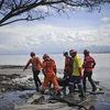Lực lượng cứu hộ chuyển thi thể nạn nhân sau thảm họa động đất và sóng thần ở tỉnh Trung Sulawesi, Indonesia. (Nguồn: THX/TTXVN)