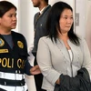 Lãnh đạo đảng cực hữu Fuerza Popular (FP) đối lập tại Peru Keiko Fujimori (phải) bị bắt giữ tại thủ đô Lima. (Nguồn: AFP/TTXVN)