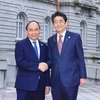 Thủ tướng Nhật Bản Shinzo Abe đón Thủ tướng Nguyễn Xuân Phúc. (Ảnh: Thống Nhất/TTXVN)