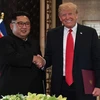 Tổng thống Mỹ Donald Trump (phải) và nhà lãnh đạo Triều Tiên Kim Jong-un tại hội nghị thượng đỉnh ở Singapore ngày 12/6. (Nguồn: AFP/TTXVN)