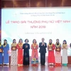Thường trực Ban Bí thư Trần Quốc Vượng và Trưởng Ban Dân vận Trung ương Trương Thị Mai trao Giải thưởng Phụ nữ Việt Nam năm 2018 cho các tập thể. (Ảnh: Phương Hoa/TTXVN)