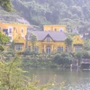 Công trình màu vàng xây dựng trên khu vực hồ Đồng Đò thuộc thôn Minh Tân xã Minh Trí (Sóc Sơn). (Ảnh Nguyễn Dũng/Vietnam+)