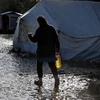 Người di cư tại trại tạm cư ở Grande-Synthe. (Nguồn: Reuters)