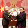 Phó Chủ tịch Quốc hội Tòng Thị Phóng tặng hoa chúc mừng đoàn Trưởng đại diện các tổ chức Liên hợp quốc tại Việt Nam. (Ảnh: Nguyễn Dân/TTXVN)