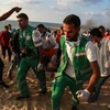 Nhân viên y tế Palestine chuyển nạn nhân bị thương trong một cuộc đụng độ với binh sỹ Israel ở phía bắc Dải Gaza. (Nguồn: THX/TTXVN)