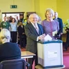Tổng thống Michael D. Higgins (thứ 3 phải) bỏ phiếu tại một địa điểm bầu cử ở Dublin, Ireland. (Nguồn: THX/TTXVN)