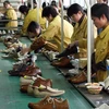 Công nhân sản xuất giầy tại nhà máy của Hãng Kangnai, thành phố Ôn Châu, tỉnh Chiết Giang, Trung Quốc. (Nguồn: AFP/TTXVN)