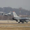 Máy bay chiến đấu F-16 của Mỹ cất cánh tại căn cứ không quân Osan, thành phố Pyeongtaek, Hàn Quốc, tham gia cuộc tập trận chung Vigilant Ace tháng 12/2017. (Nguồn: AFP/TTXVN)