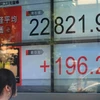 Bảng tỷ giá chứng khoán tại sàn giao dịch Tokyo, Nhật Bản. (Nguồn: AFP/TTXVN)