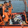 Lực lượng cứu hộ tìm kiếm nạn nhân vụ rơi máy bay của hãng hàng không Lion Air tại cảng Tanjung Priok, Jakarta, Indonesia. (Nguồn: THX/TTXVN)