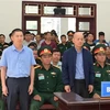 Bị cáo Đinh Ngọc Hệ (đứng, phải) và bị cáo Trần Văn Lâm nghe Hội đồng xét xử đọc bản tuyên án. (Ảnh: TTXVN)