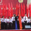 Chủ tịch Quốc hội Nguyễn Thị Kim Ngân trao huân chương Độc lập hạng Ba cho trường THPT Chu Văn An. (Ảnh: Thành Đạt/TTXVN)