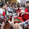 Đầu bếp Hàn Quốc Lee Won-il hướng dẫn các học viên làm món Thịt hầm cải thảo. (Ảnh: Lâm Khánh/TTXVN)