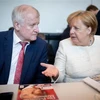 Bộ trưởng Nội vụ Horst Seehofer (trái) trong một cuộc họp với Thủ tướng Đức Angela Merkel tại Berlin. (Nguồn: AFP/TTXVN)