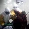 Nhân viên y tế điều trị cho bệnh nhân nhiễm Ebola tại Beni, CHDC Congo. (Nguồn: AFP/TTXVN)