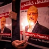 Thắp nến tưởng niệm nhà báo Jamal Khashoggi bên ngoài lãnh sự quán Saudi Arabia ở Istanbul, Thổ Nhĩ Kỳ. (Nguồn: AFP/TTXVN)
