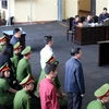Các bị cáo nghe đại diện Viện Kiểm sát nhân dân tỉnh Phú Thọ đọc quyết định truy tố các bị can. (Ảnh: Trung Kiên/TTXVN)