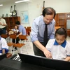 Phó giáo sư-tiến sỹ Tạ Quang Đông, Giám đốc Nhạc viện Thành phố Hồ Chí Minh, đang cố vấn cho chương trình âm nhạc học đường tại Trường tiểu học Lê Đình Chinh. (Nguồn: Vietnam+)