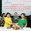 Đại diện Hội liên hiệp Phụ nữ Thành phố Hồ Chí Minh và đại diện VinMart, VinMart+ ký kết chương trình đồng hành.