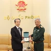 Thượng tướng Nguyễn Chí Vịnh trao quà lưu niệm tặng Đại sứ Hùng Ba. (Nguồn: qdnd.vn)