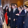 Thủ tướng Liên bang Nga Dmitry Medvedev và Thủ tướng Nguyễn Xuân Phúc tham quan Trưng bày ảnh Việt-Nga: Quan hệ hữu nghị truyền thống và hợp tác toàn diện. (Ảnh: Thống Nhất/TTXVN)
