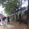 Lực lượng Cảnh sát phòng cháy chữa cháy tỉnh Vĩnh Phúc chữa cháy tại hiện trường. (Ảnh: Nguyễn Thảo/TTXVN)