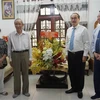 Bí thư Thành ủy Thành phố Hồ Chí Minh Nguyễn Thiện Nhân thăm giáo sư-tiến sỹ Trần Hồng Quân. (Ảnh: Thu Hoài/TTXVN)