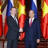 Thủ tướng Nguyễn Xuân Phúc chụp ảnh chung với Thủ tướng Nga Dmitry Medvedev trước khi tiến hành hội đàm. (Ảnh: Thống Nhất/TTXVN)