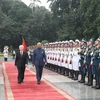 Tổng Bí thư, Chủ tịch nước Nguyễn Phú Trọng và Tổng thống Ấn Độ Ram Nath Kovind duyệt Đội danh dự Quân đội nhân dân Việt Nam. (Ảnh: Trí Dũng/TTXVN)