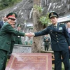 Bộ trưởng Quốc phòng Ngô Xuân Lịch bắt tay Bộ trưởng Quốc phòng Trung Quốc Ngụy Phượng Hòa tại lễ tham gia trồng cây lưu niệm ở Khu di tích lịch sử Pác Bó (Cao Bằng). (Ảnh: Dương Giang/TTXVN)