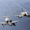 Máy bay A-4 Skyhawk (trái) của Không lực Argentina và Mirage 2000 (phải) của Không lực Pháp tham gia cuộc tập trận Cruzex năm 2006. (Nguồn: AFP/TTXVN)