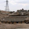 Binh sỹ và xe quân sự Israel được triển khai gần Kibbutz of Nahal Oz, giáp giới Dải Gaza. (Nguồn: AFP/TTXVN)
